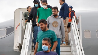 Migrantes colombianos deportados desde Estados Unidos llegan al aeropuerto de El Dorado en Bogotá. (Foto: Cancillería de Colombia)