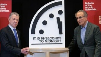 El expresidente colombiano y premio Nobel de la Paz, Juan Manuel Santos, participó en la presentación del reloj, así como el profesor emérito del Departamento de Ingeniería y Mecánica Aeroespacial de la Universidad de Princeton, Robert Socolow. (Getty Images / BBC)