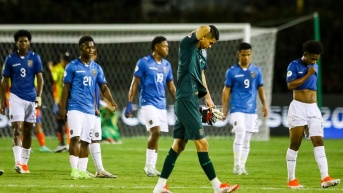 Jugadores de Ecuador lamentan la derrota ante Colombia en el Sudamericano Sub 20 (EFE)