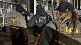 Agentes federales de diversas dependencias durante una redada contra indocumentados. (HSI Nueva York / EFE)