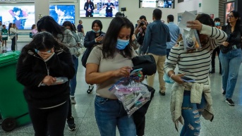 Ciudadanos ecuatorianos llegan a Guayaquil luego de ser deportados por EE.UU. este martes 28 de enero. (Jonathan Miranda / EFE)