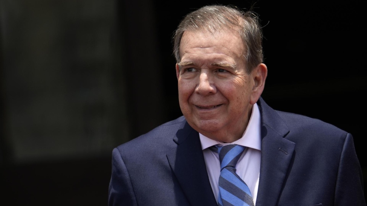 El líder antichavista Edmundo González Urrutia llega este miércoles al Palacio de Gobierno en Lima (Perú). (John Reyes Mejía / EFE)