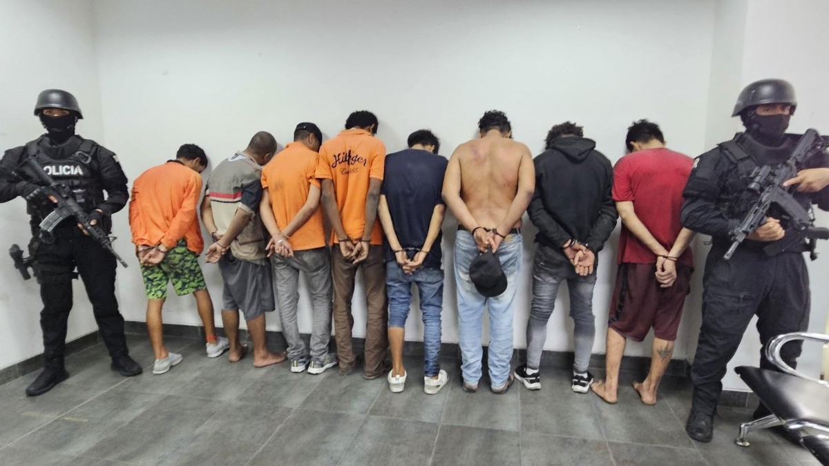 Imagen de parte de los 21 detenidos esta madrugada en Mapasingue Este, norte de Guayaquil. (Cortesía Policía Nacional)