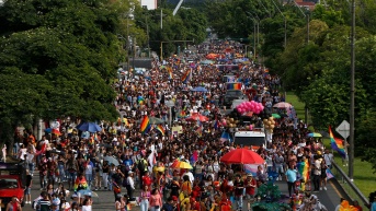 Fotografía de archivo de activistas participando en la Marcha del Orgullo Gay 2024, en Cali (Colombia). EFE/ Ernesto Guzmán (Ernesto Guzmán / (EPA) EFE)