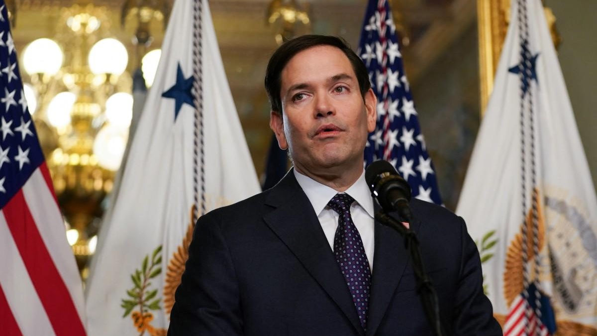 El Secretario de Estado de EE. UU., Marco Rubio, habla tras jurar su cargo ante el Vicepresidente J.D. Vance, en el despacho ceremonial del Vicepresidente en la Casa Blanca en Washington, DC, el 21 de enero de 2025. (ALLISON ROBBERT / AFP)
