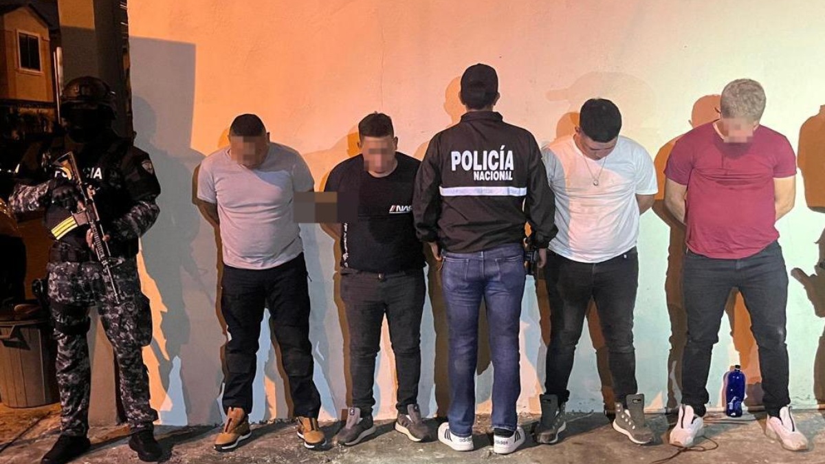 Imagen de la captura de alias Fede, Danny Javier M., Josue Aldemar A., y José Oswaldo T., capturados en una urbanización de Daule, la noche del 29 de enero del 2025. (Cortesía Policía Nacional)