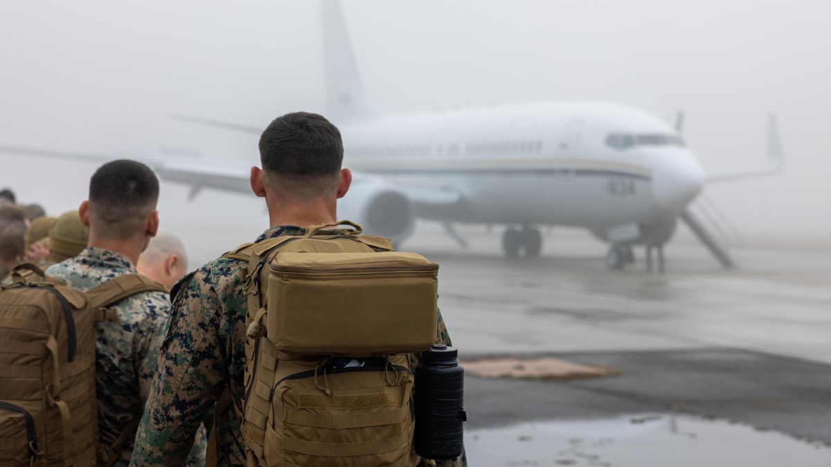 Fotografía cedida por el Cuerpo de Marines de los Estados Unidos de marines antes de subir a un avión C-40A de la Fuerza Aérea de los EE. UU. este lunes en Cherry Point, Carolina del Norte (EE.UU.). (Matthew Williams / EFE)