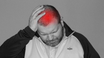 Imagen referencial de una persona que sufre de migraña. (Pixabay)