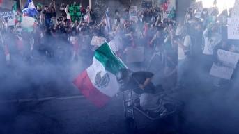 Manifestantes bloquean la autopista de Santa Ana durante una manifestación en apoyo a los inmigrantes en Los Ángeles, California, el 2 de febrero de 2025. (DAVID SWANSON / AFP)