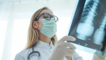 A nivel global, el cáncer está entre las principales causas de decesos. (Infobae)