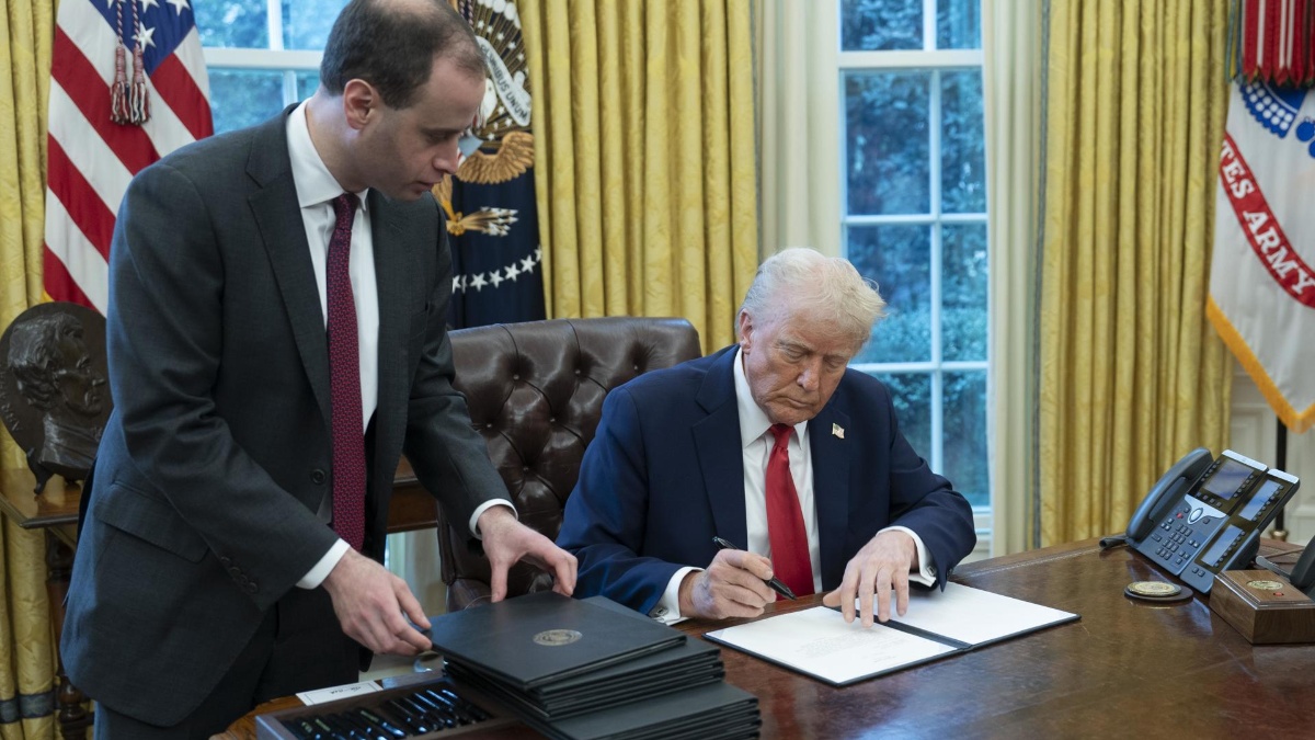 Fotografía del 3 de febrero de 2025 del presidente de EE. UU., Donald Trump, firmando una orden ejecutiva. en la Oficina Oval de la Casa Blanca en Washington. EFE/CHRIS KLEPONIS / POOL (CHRIS KLEPONIS / POOL / EFE)