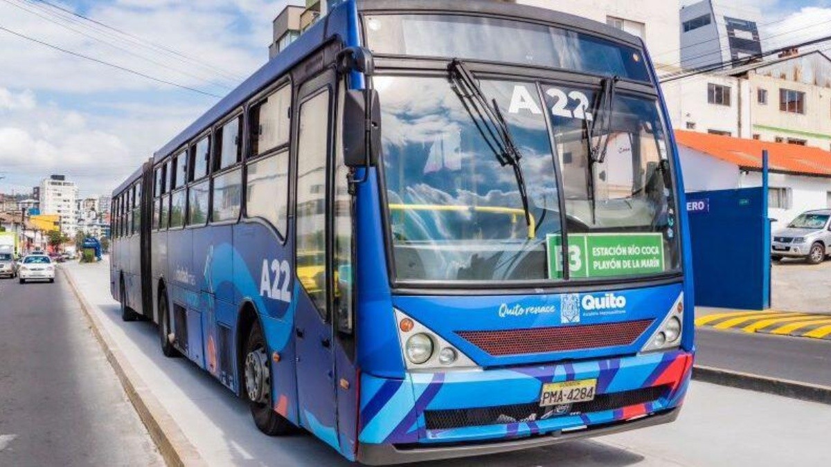 Imagen referencial de una unidad de la Ecovía. (Quito Informa)