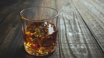 El whisky, una bebida milenaria con tradición, pero cuyo consumo excesivo también puede causar daños irreparables en el organismo. (Internet)
