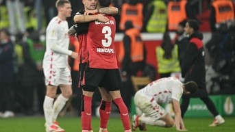 Piero Hincapié celebra su clasificación a las semifinales de la Copa de Alemania (AFP)