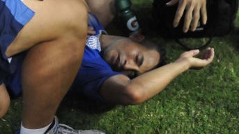 Pedro Quiñónez tendido en el césped tras golpe de Máximo Banguera. (Archivo)