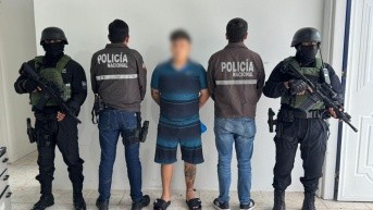 Los agentes de la Policía Nacional junto al sospechoso detenido. (Cortesía de la Policía Nacional)