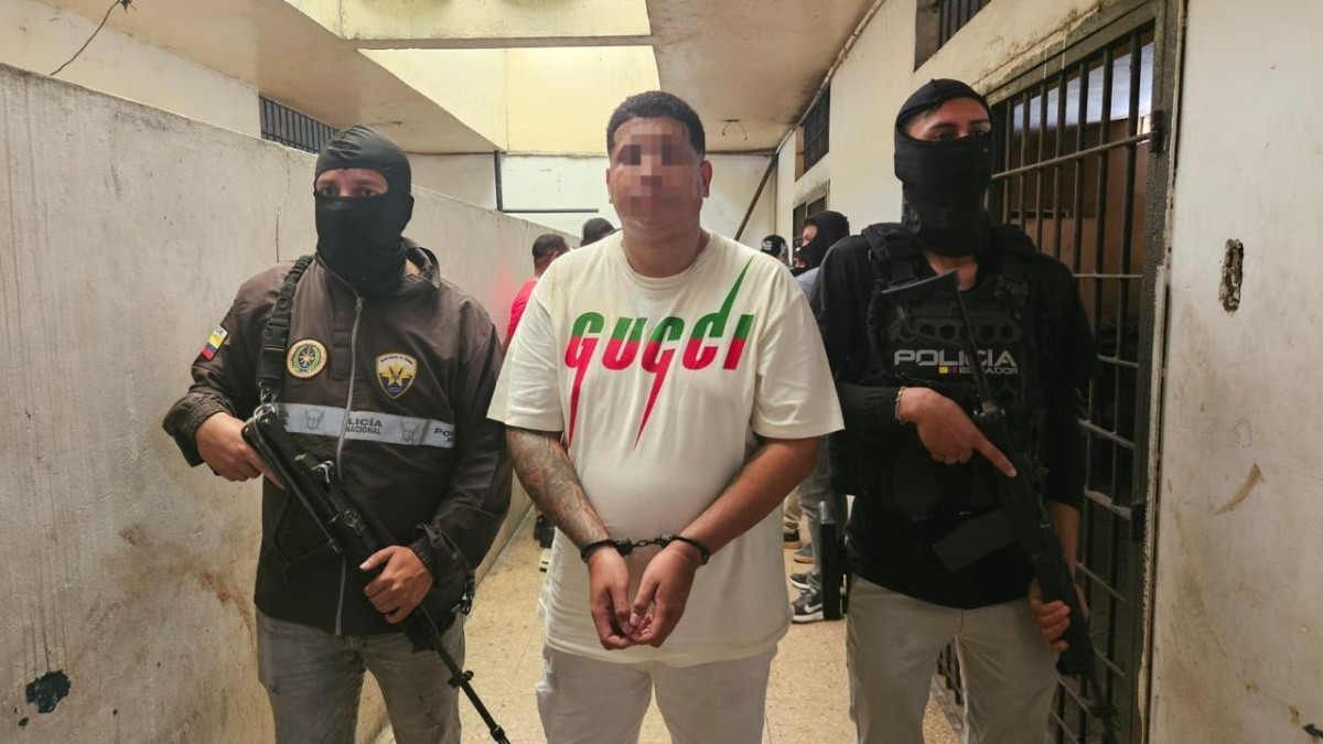 Imagen de alias Alan, cabecilla de Los Águilas, en un hotel de Milagro, Guayas. (Cortesía Policía Nacional)