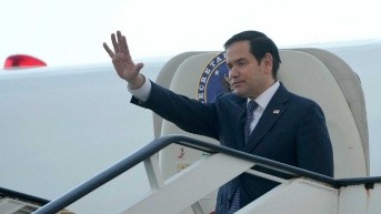 El Secretario de Estado de EEUU, Marco Rubio, saluda antes de su salida en el Aeropuerto Internacional de Las Américas, en Santo Domingo, el 6 de febrero de 2025, camino de Miami. (MARK SCHIEFELBEIN / POOL / AFP)