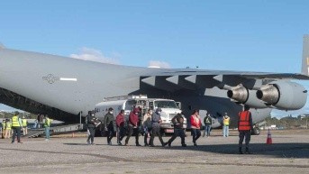 Fotografía difundida por el Instituto Guatemalteco de Migración muestra a migrantes guatemaltecos descendiendo de un avión militar estadounidense tras ser deportados de Estados Unidos en la Base Aérea de Guatemala, en Ciudad de Guatemala, el 24 de enero de 2025. (Handout / Instituto Guatemalteco de Migración / AFP)
