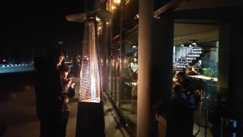 Fotografía de archivo. Un restaurante que cuenta con electricidad gracias a dos generadores proporciona calefacción a los transeúntes este miércoles en Leópolis, Ucrania. (Rostyslav Averchuk / EFE)