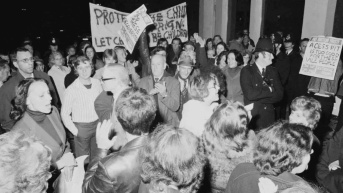 Manifestantes protestan en Londres durante la primera reunión abierta de PIE en 1977. (BBC News - Getty Images)