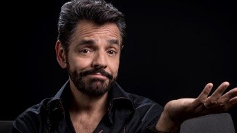 Eugenio Derbez es un actor, comediante, guionista, productor y director mexicano, reconocido por su ingenio y humor. Es una de las figuras más influyentes en el entretenimiento latinoamericano, destacando por su participación en programas de televisión como "Derbez en Cuando" y "La Familia P. Luche", así como en películas taquilleras como "No se aceptan devoluciones" y "CODA". (RRSS)
