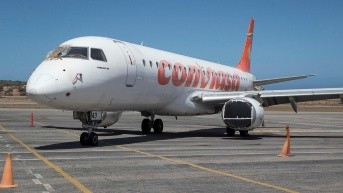 Fotografía de archivo en la que se registró un avión de la aerolínea estatal venezolana Conviasa, en el aeropuerto Internacional de Maiquetía (La Guaira, Venezuela). Dos aeronaves de esta compañía viajaron a Estados Unidos, como parte del 'Plan Vuelta a la Patria', para trasladar de regreso a Venezuela a ciudadanos de ese país deportados y que se encontraban en la nación norteamericana. (RAYNER PEÑA R. / EFE)