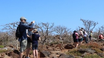 Turistas extranjeros en las Islas Galápagos. (Facebook Parque Nacional Galápagos)