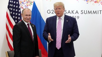 Foto de archivo del presidente ruso, Vladimir Putin (i), se reúne con el presidente de os Estados Unidos, Donald Trump (d). (MICHAEL KLIMENTYEV/SPUTNIK/KREML / EFE)