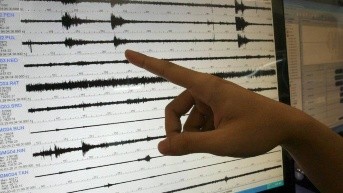 Una persona indica una la señal de un sismo, en una fotografía de archivo. (EFE/Archivo)