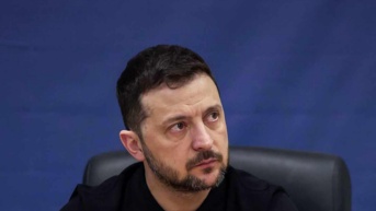 Fotografía tomada y difundida por el Servicio de Prensa Presidencial de Ucrania el 13 de febrero de 2025 muestra al presidente de Ucrania, Volodymyr Zelensky, visitando la central nuclear de Khmelnytsky en Netishyn, en medio de la invasión rusa de Ucrania. (HANDOUT / AFP)
