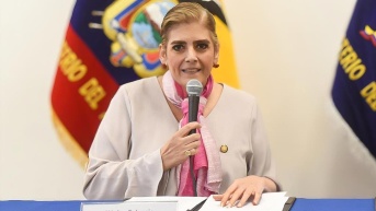 Mónica Palencia e una fotografía de archivo. (Internet)