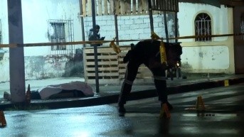 Imagen de un agente de Criminalística recabando indicios balísticos. (Televistazo)