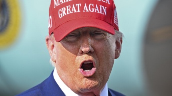 El presidente de Estados Unidos, Donald Trump, habla con los periodistas tras aterrizar en el Aeropuerto Internacional de Palm Beach en West Palm Beach, Florida, el 16 de febrero de 2025. (ROBERTO SCHMIDT / AFP)