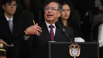 El presidente colombiano Gustavo Petro (C) habla durante la toma de posesión del nuevo director de la Policía Nacional, el general Carlos Triana, en la Escuela de Policía General Santander en Bogotá el 18 de febrero de 2025. (LUIS ACOSTA / AFP)