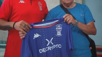 Hernán Galíndez con un socio de Huracán de 87 años. (Captura de pantalla @cahuracan)