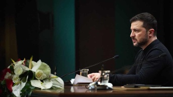 Esta fotografía tomada y difundida por el Servicio de Prensa Presidencial de Ucrania el 18 de febrero de 2025, muestra al presidente de Ucrania, Volodymyr Zelensky, mientras ofrece una rueda de prensa conjunta con el presidente de Turquía en el Complejo Presidencial Turco en Ankara. (HANDOUT / AFP)