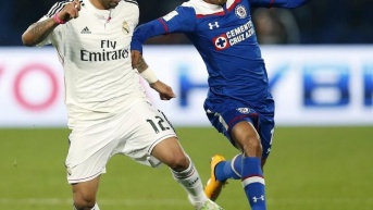 Joao Rojas disputa el balón con Marcelo en el duelo entre el Cruz Azul ante el Real Madrid por el Mundial de Clubes 2014 (Foto: Internet)