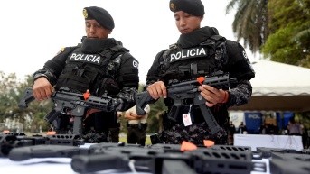 Foto de policías con fusiles entregados por el Gobierno en Quevedo, Los Ríos, en diciembre de 2024. (Presidencia de la República)