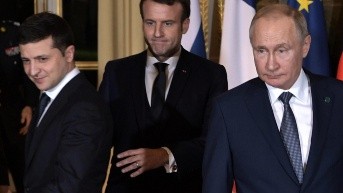 Fotografía de archivo del presidente ucraniano Volodymyr Zelensky (L), el presidente francés Emmanuel Macron (C) y el presidente ruso Vladimir Putin (R) tomando asiento en la mesa redonda durante una cumbre sobre Ucrania en el Palacio del Elíseo en París. (ALEXEI NIKOLSKY/SPUTNIK/KREMLIN / EFE)