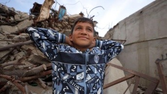 Zakaria vive solo en el hospital Al-Aqsa, donde ayuda a los paramédicos a llevar a los heridos. (BBC)