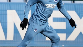 Pervis Estupiñán entrena con el Brighton. (Redes sociales)