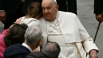 El Papa Francisco saluda a las personas al final de la audiencia general semanal el 12 de febrero de 2025 en la Sala Pablo VI en El Vaticano. (AFP)