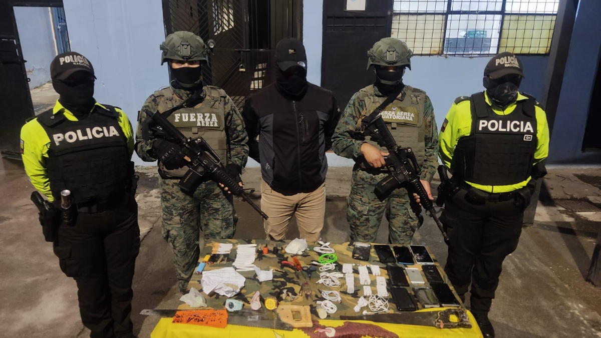 Policías y militares encontraron objetos prohibidos en la cárcel de Ambato. (Cortesía)