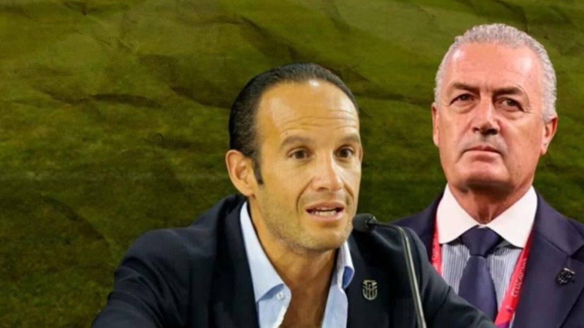 Francisco Egas, presidente de la FEF junto a Gustavo Alfaro. (ECUAVISA)