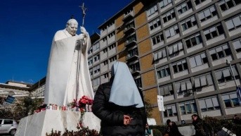 Una estatua del difunto Papa Juan Pablo II a las puertas del Hospital Gemelli, donde el Papa Francisco está recibiendo tratamiento médico. (REUTERS BBC)