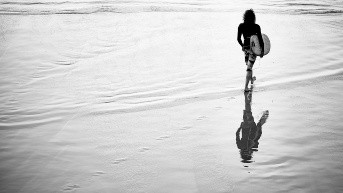 Mujer sosteniendo tabla de surf (PXHERE)