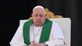 El Papa Francisco celebra la misa por el Jubileo de las Fuerzas Armadas en la Plaza de San Pedro en el Vaticano el 9 de febrero de 2025. (AFP)