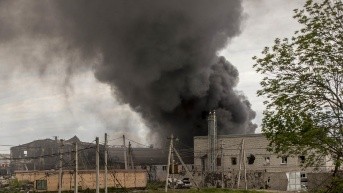 Fotografía de archivo de una columna de humo, tras el impacto de un misil ruso en la entrada de la ciudad de Járkov (Ucrania). EFE/Esteban Biba (Esteban Biba / EFE)