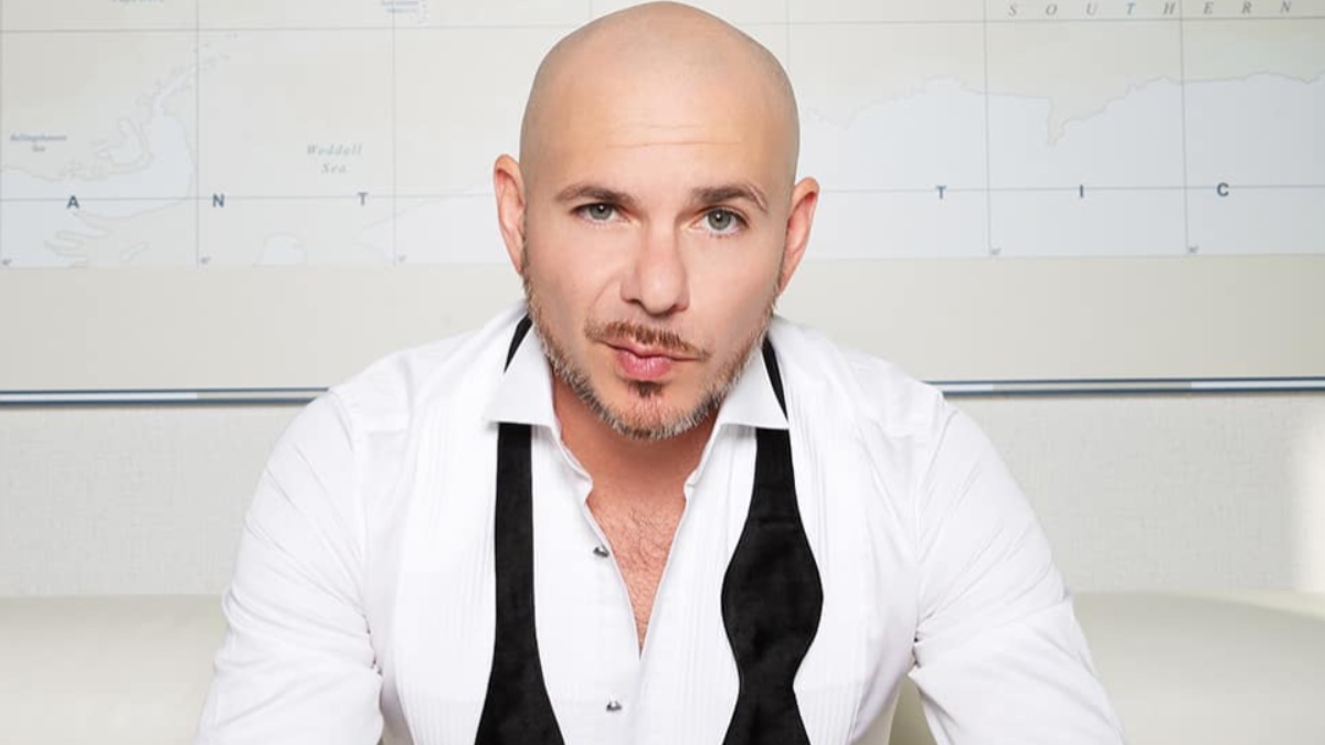 Armando Christian Pérez, conocido como Pitbull, es un cantante, compositor y productor musical estadounidense de ascendencia cubana. Su música, una mezcla de hip hop, pop y ritmos latinos, lo ha convertido en un artista internacionalmente reconocido. (Toronto Hispano / RRSS)